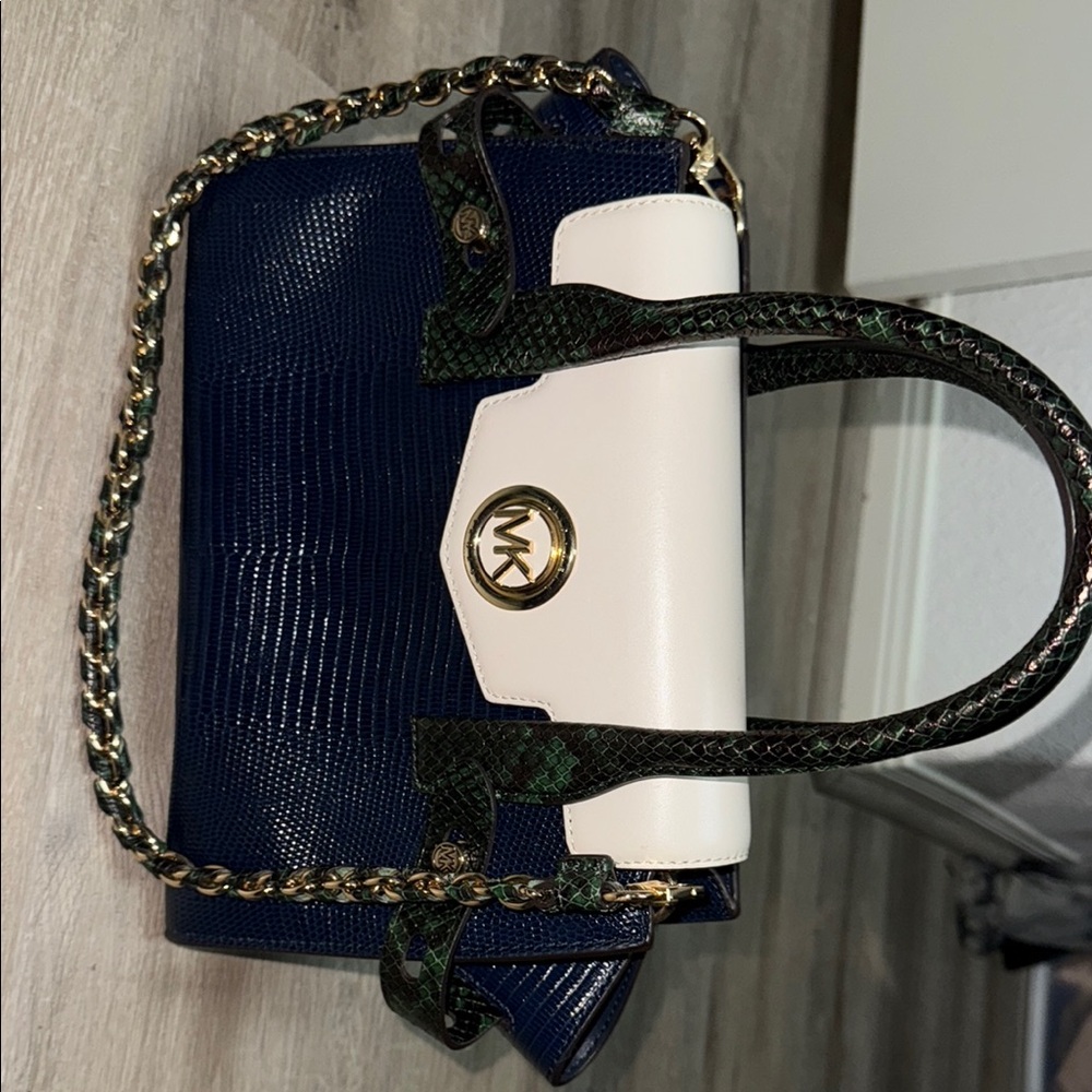 Elegant Michael Kors Handbag
